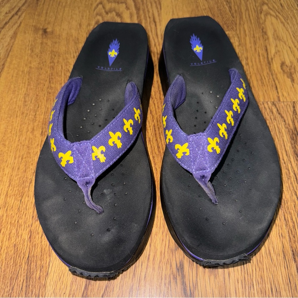 Volatile Sandals Purple Fleur De Lis Sz 9 Flip Flops